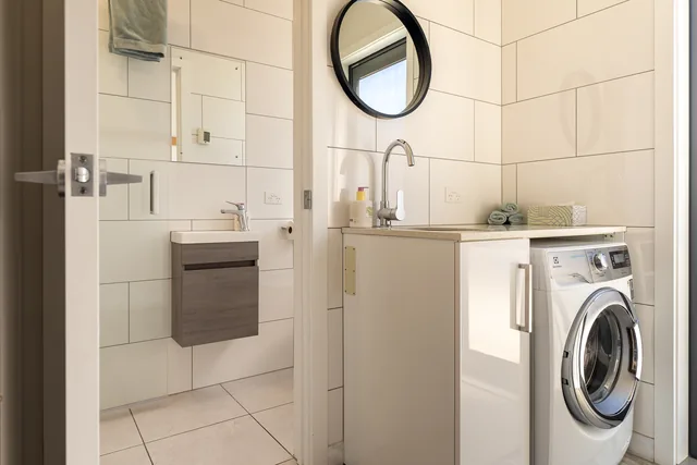 Front Cottage bathroom and laundry facilities