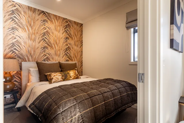 Queen bedroom in Front Cottage