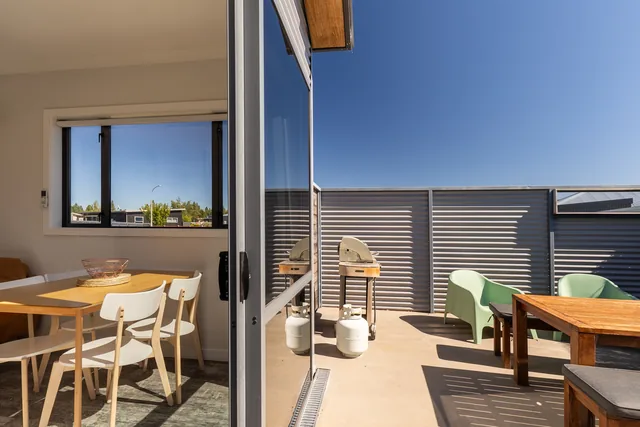 Private courtyard dining area at Front Cottage