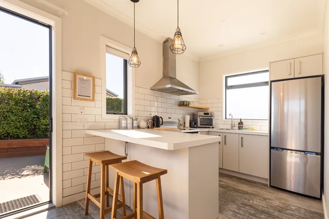 Front Cottage kitchen with breakfast bar