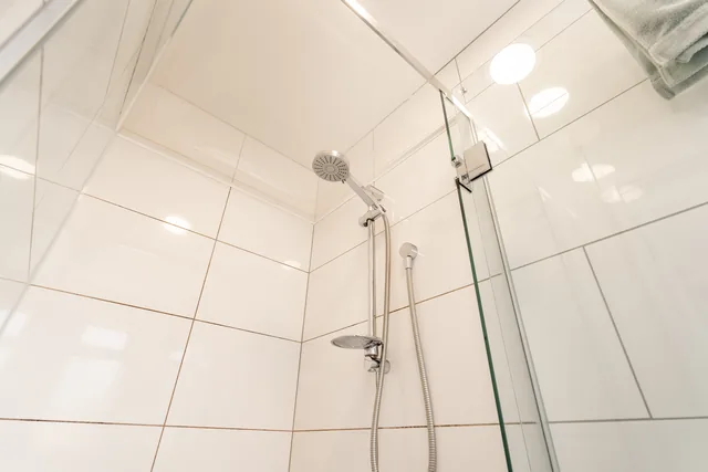 Tiled shower in Front Cottage