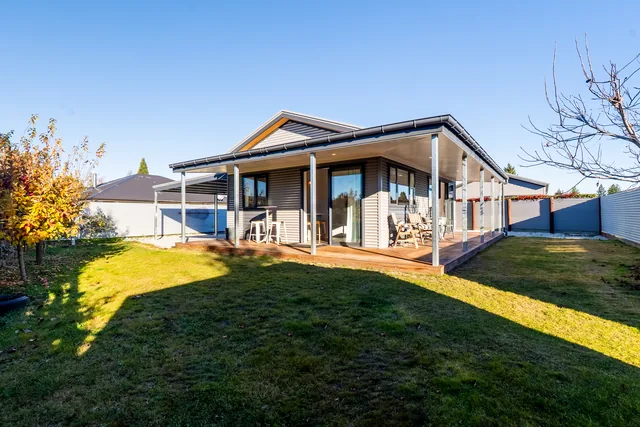 Rear King Studio and its wraparound verandah in daylight