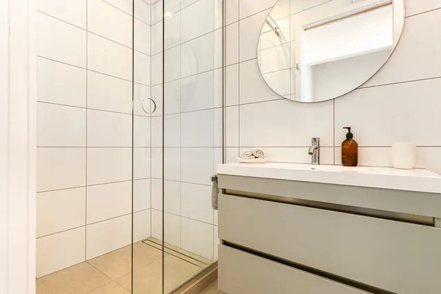 Tiled bathroom in the Rear King Studio