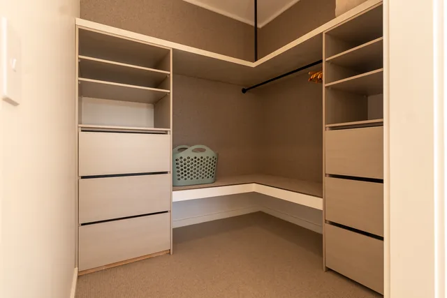 Walk-in wardrobe in the Rear King Studio